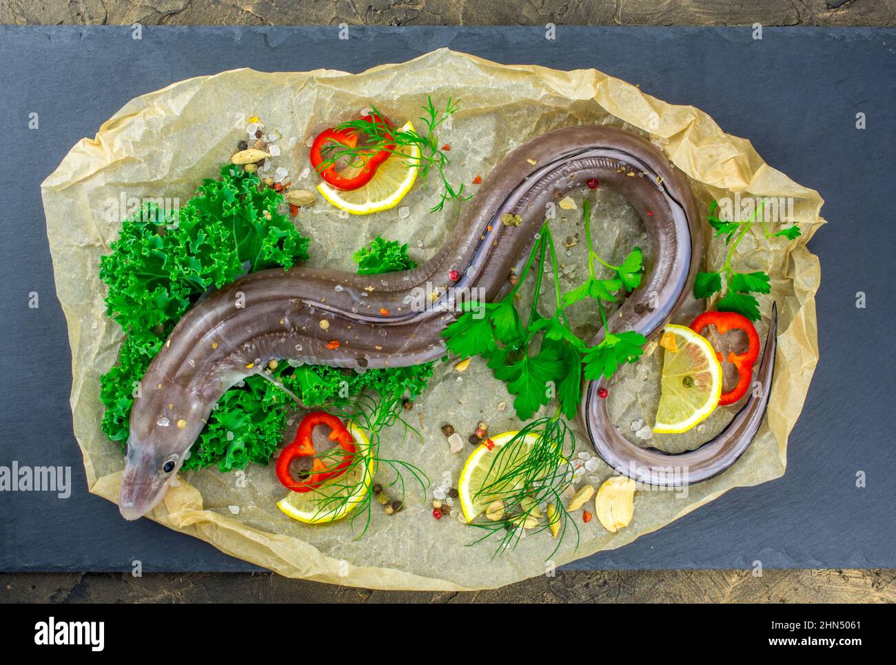 Ungekochte Reihe Conger Fisch mit Gemüse Stockfoto