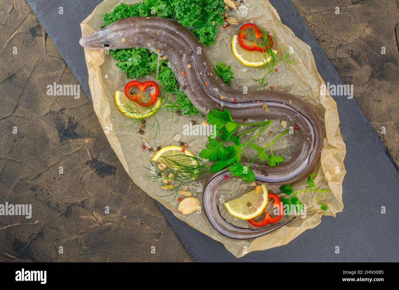 Ungekochte Reihe Conger Fisch mit Gemüse Stockfoto