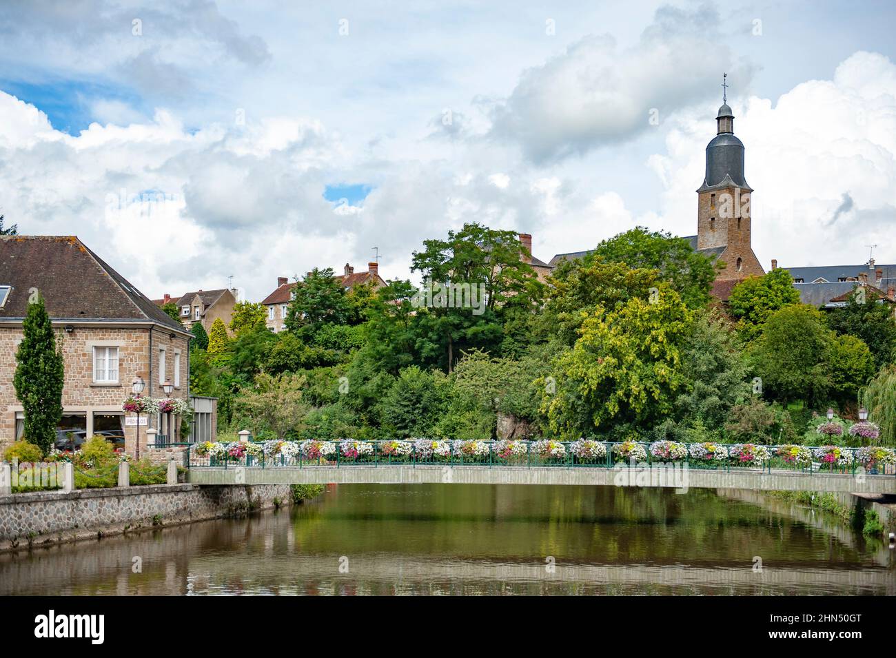 Die Kirche von Putanges und der Fluss Orne. Putanges wurde im Zweiten Weltkrieg fast vollständig zerstört - und nach der Schlacht in der Normandie, Frankreich, wieder aufgebaut Stockfoto