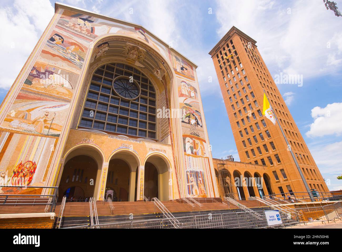 Die imponente Fassade der Kathedralbasilika des Nationalheiligtums unserer Lieben Frau Aparecida, einer prominenten römisch-katholischen Basilika in Aparecida, Brasilien Stockfoto