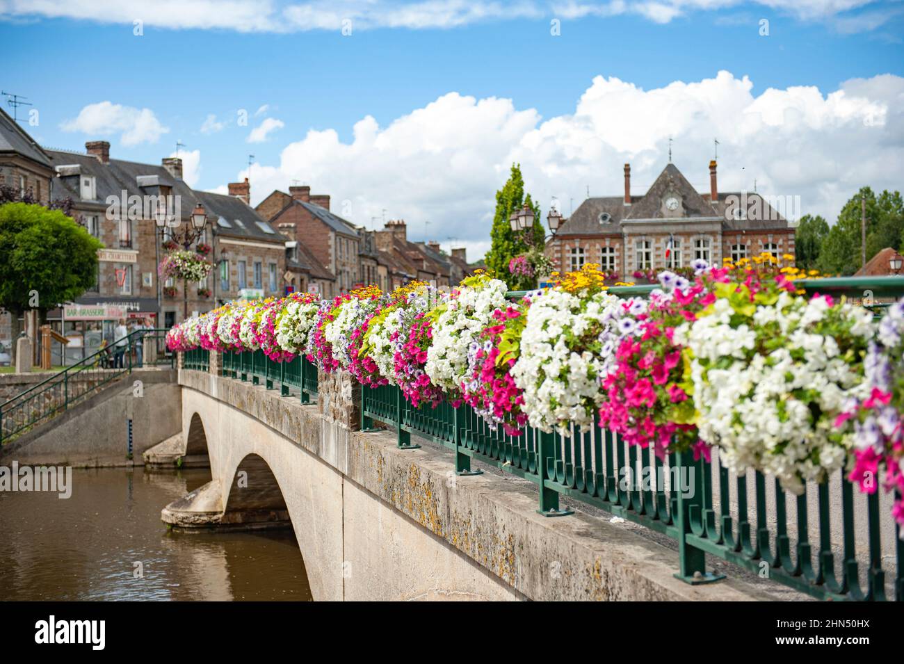 Putanges wurde im Zweiten Weltkrieg fast vollständig zerstört - und an beiden Ufern des Flusses Orne, Normandie, Frankreich, wieder aufgebaut Stockfoto