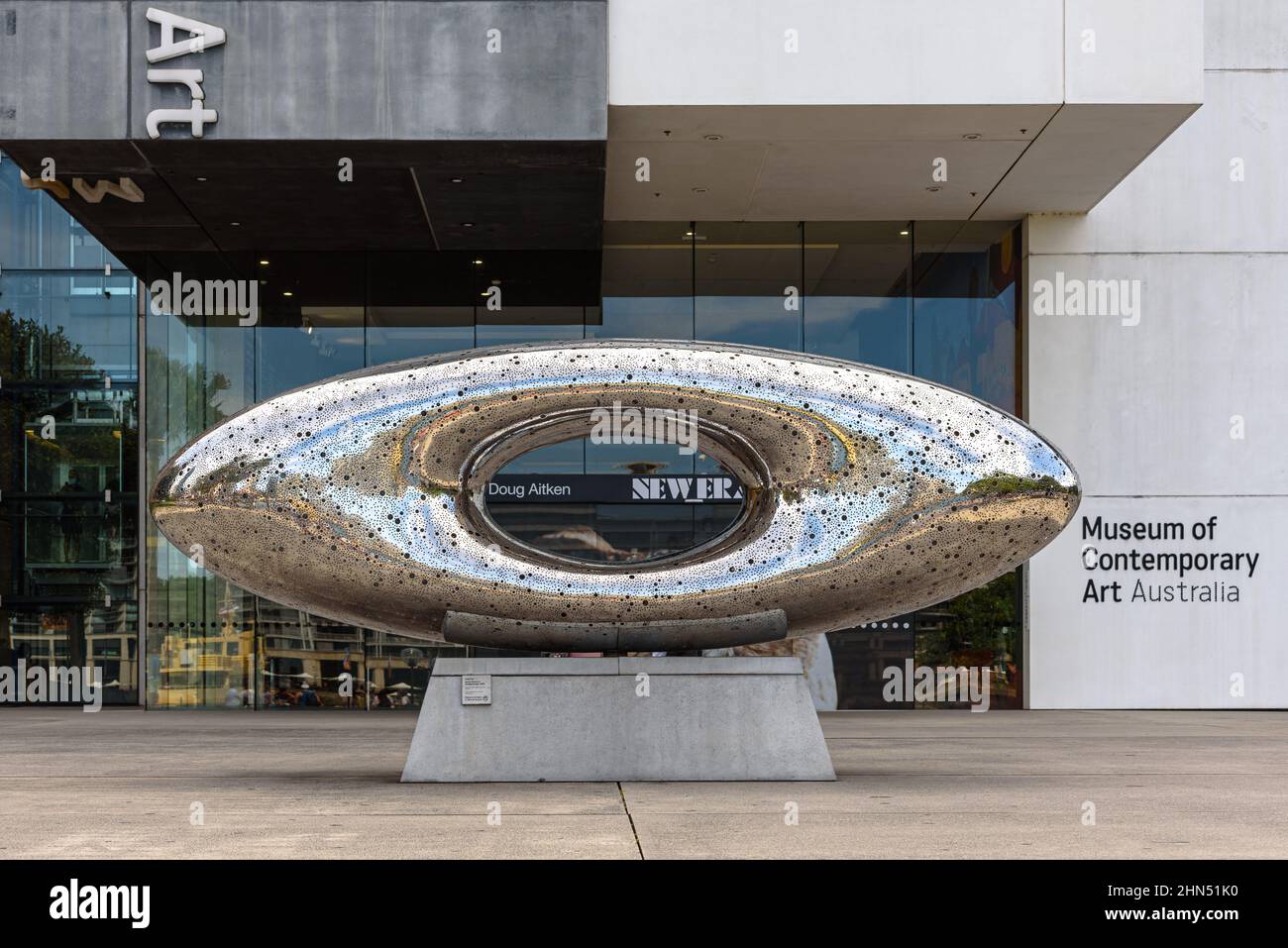 The Secret World of a Starlight Ember von Lindy Lee vor dem Museum of Contemporary Art in Sydney Stockfoto