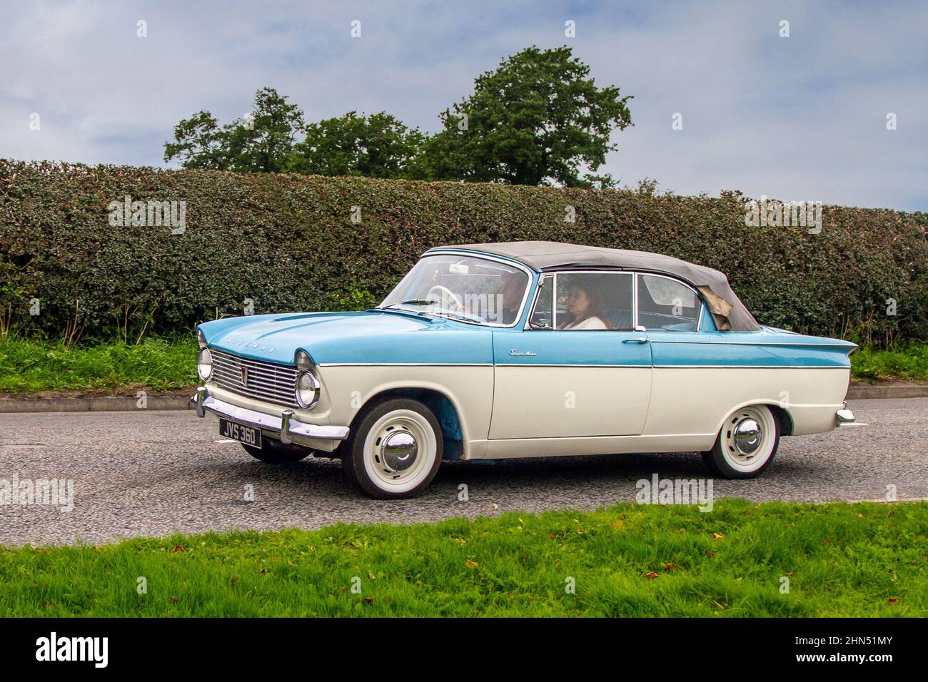 1962 60s Sixties Blue Hillman Super Minx 1592cc Benzin; auf dem Weg zur Capesthorne Hall Oldtimer-Ausstellung im Juli, Cheshire, Großbritannien Stockfoto