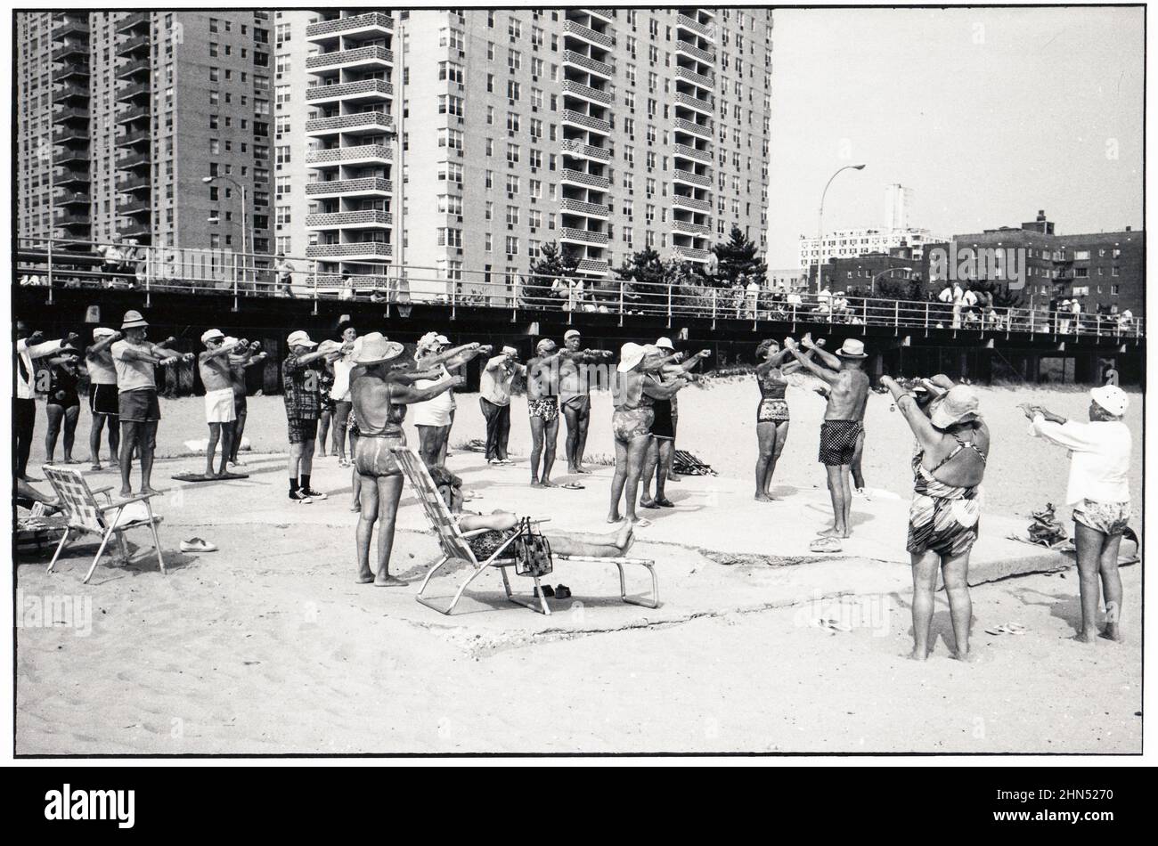 Ein Seniorenübungskurs auf dem Sand in Brighton Beach, Brooklyn, New York. Sommer 1977. Stockfoto