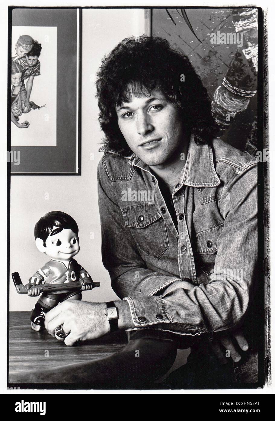 Ein Porträt der New York Rangers aus dem Jahr 1979 zentrierte Ron Duguay in seiner Wohnung an der Upper East Side in New York City. Er war auch Coach und TV-Analyst. Stockfoto