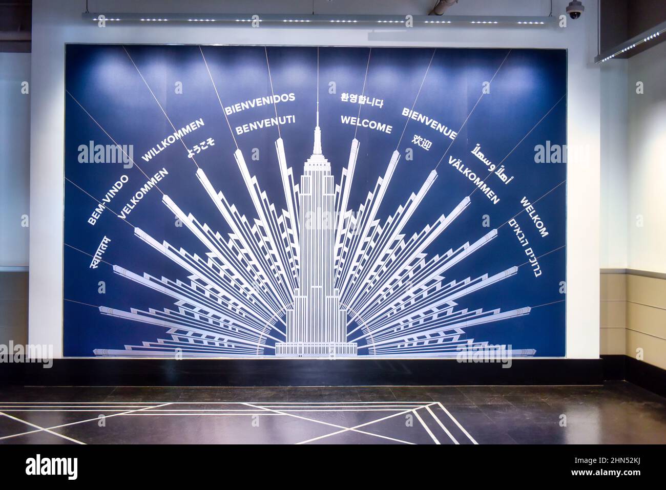 Begrüßungsschild am Eingang des Empire State Building. Stockfoto