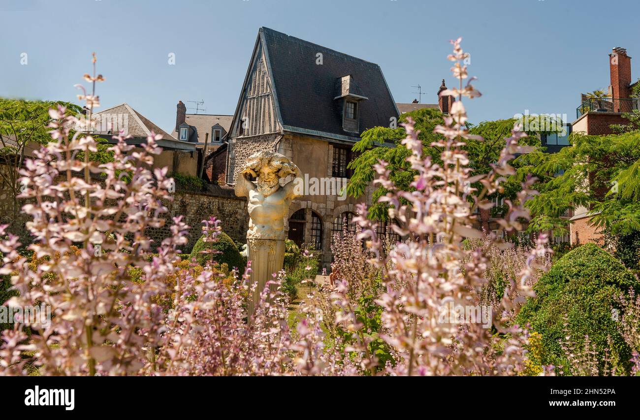 Der Jardin Masseot-Abaquesne ist eine grüne Oase, versteckt hinter dem Musée de la Céramique von Rouen, Normandie, Frankreich Stockfoto