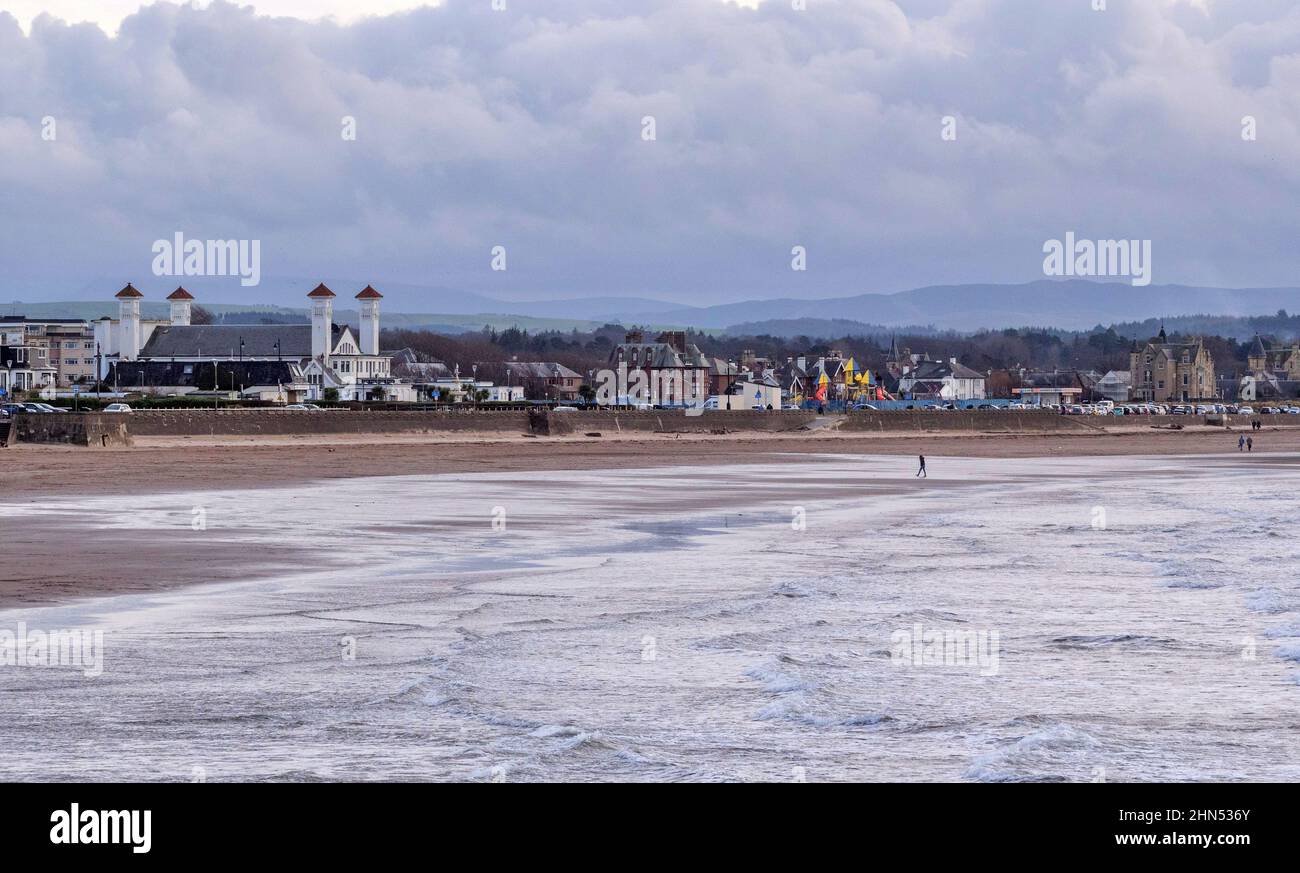 Blick im Winter auf das Meer und den Strand in Ayr, Schottland. Stockfoto