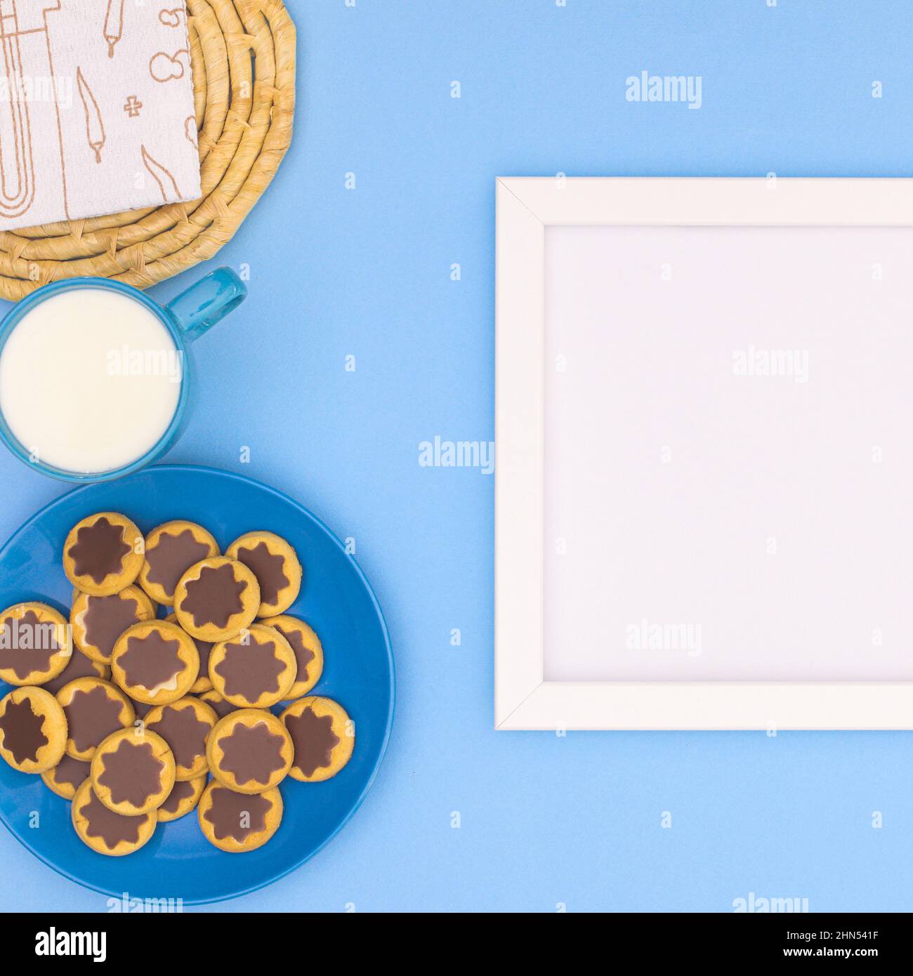 Kreativer Kopierraum backgorund mit frischen Schokoladenkeksen und Bio-Milch. Flaches Lay Minimales Essen Stockfoto