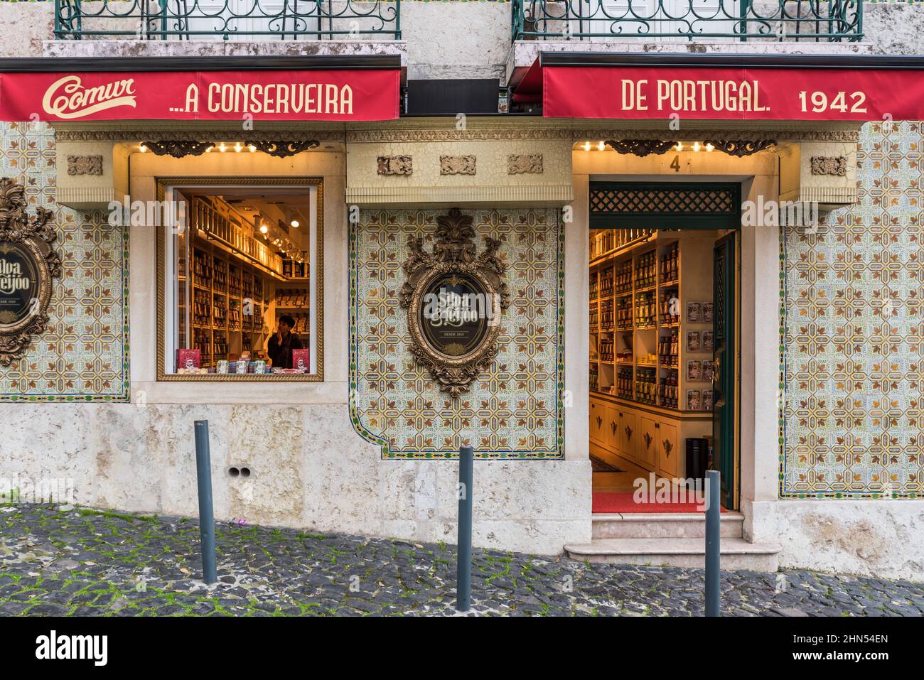 Lissabon, Portugal - 12 28 2018: Fassade eines traditionellen kleinen Lebensmittelgeschäftstors mit typisch portugiesischen Fliesen Stockfoto