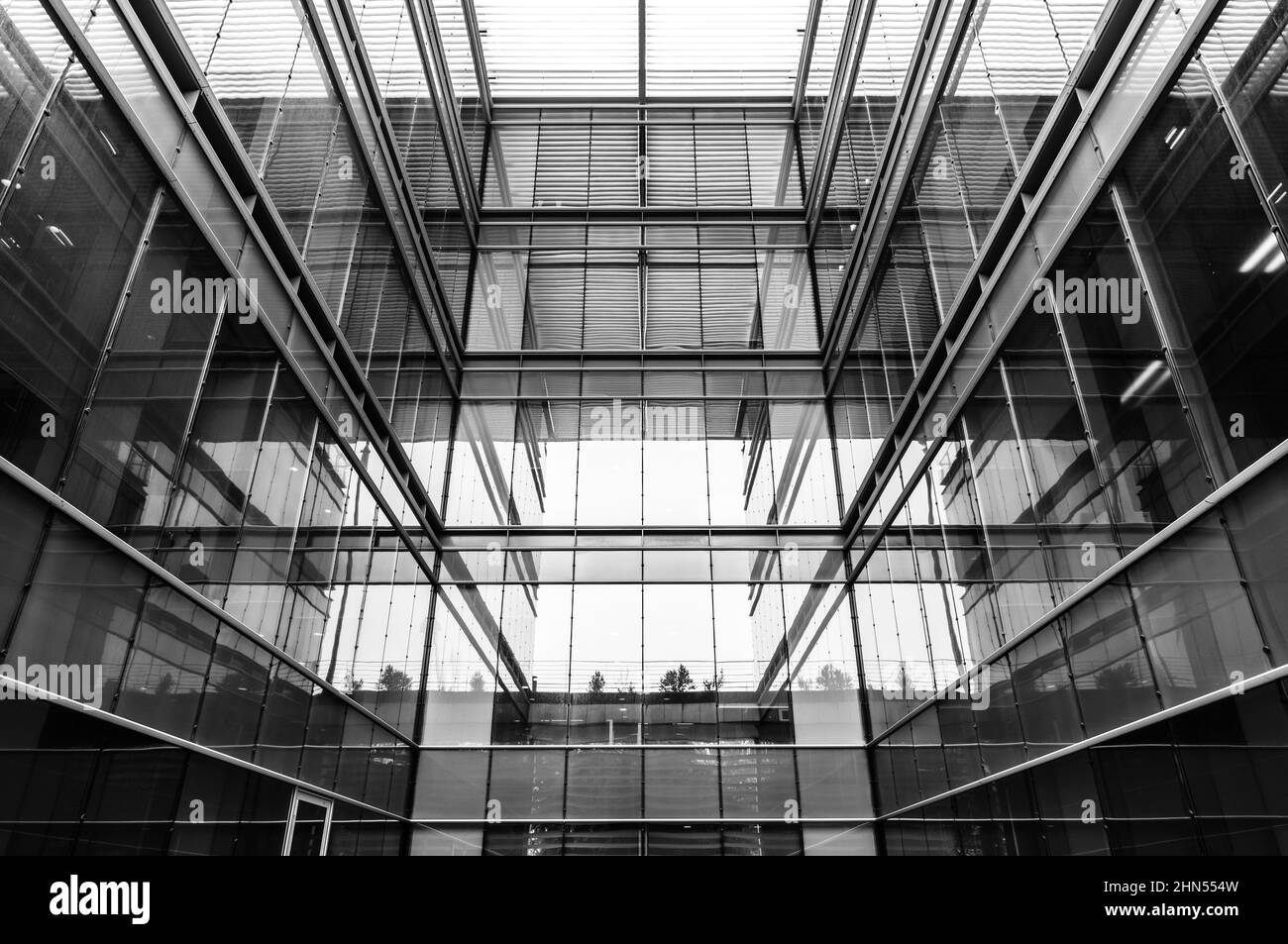 Lissabon - Portugal - abstrakte Ansicht von reflektierenden Linien und Quadraten auf einem modernen Glas- und Stahlgebäude um Oriente Stockfoto
