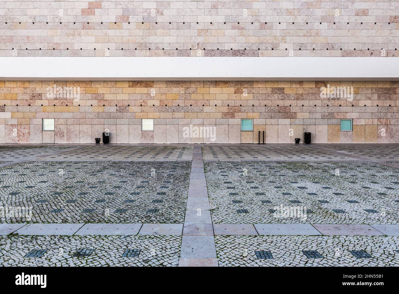 Belem, Lissabon / Portugal - 12 28 2018: Ziegelsteine der Fassade des Museums für zeitgenössische Kunst Stockfoto