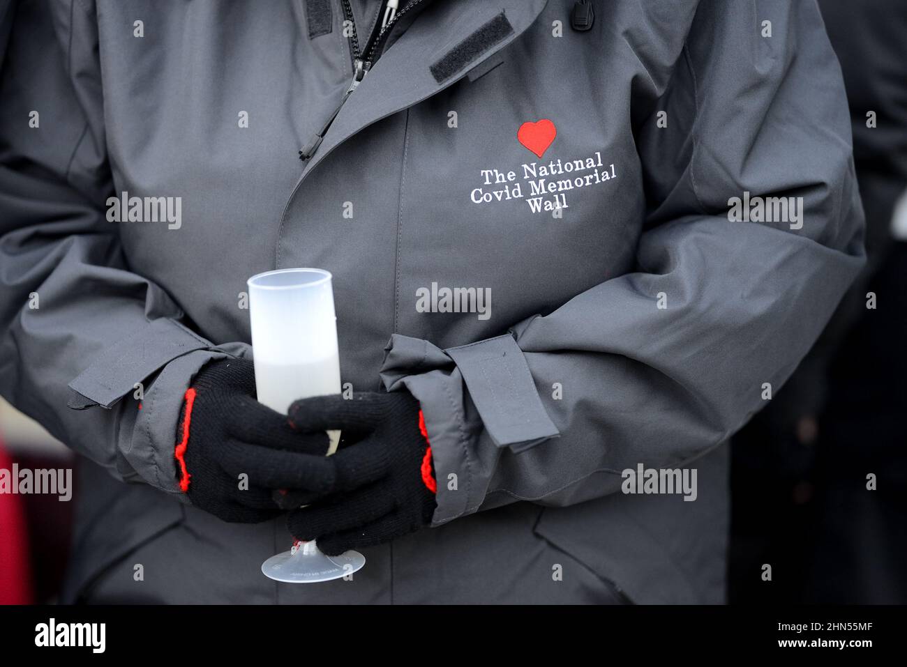 Mitglieder von „Covid-19 Hinterbliebene Familien für Gerechtigkeit“ veranstalten nach den Enthüllungen der Partygate eine Käse- und Weinparty vor der Downing Street... Stockfoto