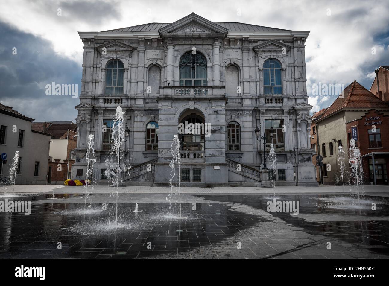 Vilvoorde, Flandern / Belgien - 10 29 2018: Brunnen und Rathaus am Marktplatz der Stadt Stockfoto