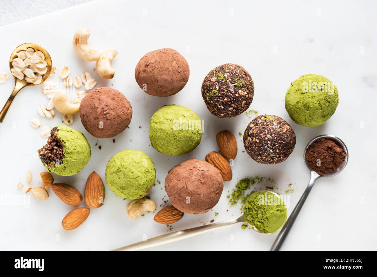 Auswahl an hausgemachten veganen Energiebällen mit Kakao und grünem Tee Matcha Stockfoto