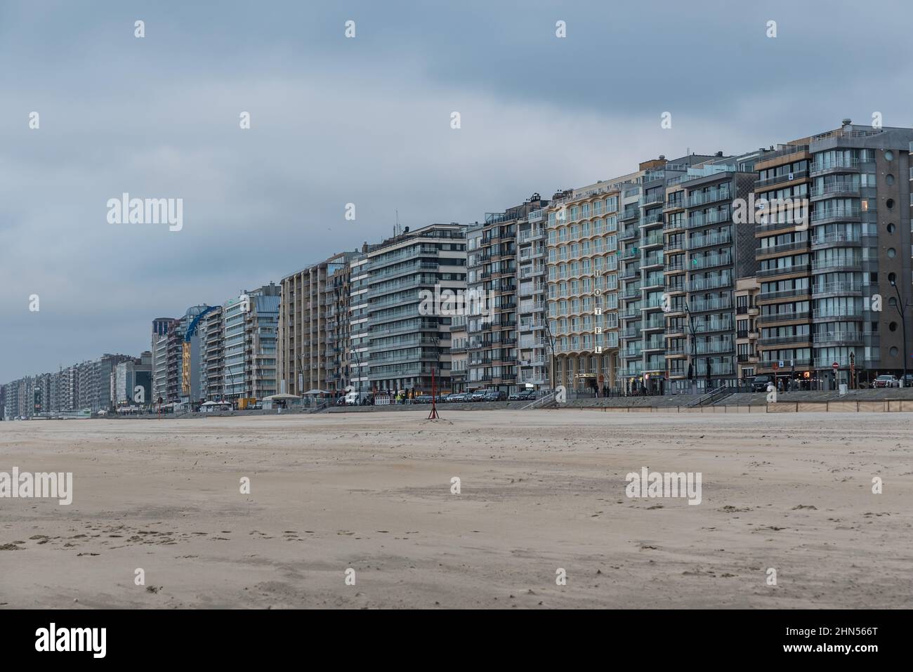 Blankenberge, Flandern - Belgien - 10 30 2018: Reihe von Wohnblocks mit zweiter Residenz und einem großen Sandstrand an der belgischen Nordsee Stockfoto