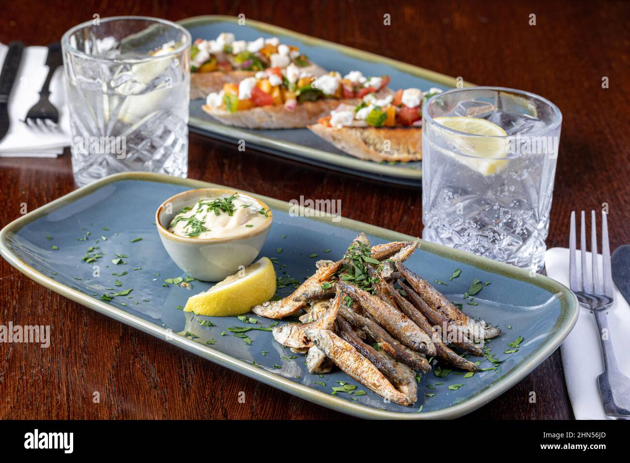 Whitebait Lunch, Pub Food serviert im Pigs Nose Inn, East Prawle, Devon Stockfoto