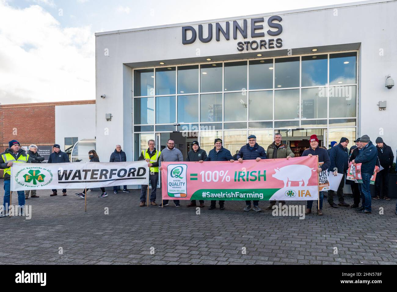 Bishopstown, Cork, Irland. 14th. Februar 2022. Die IFA veranstaltet heute vor den Dunnes Stores in Cork und Monaghan gleichzeitig Proteste, um das Versagen des Einzelhandelssektors zu unterstreichen, den Lieferanten Preiserhöhungen zu geben, um Kostensteigerungen auf Farmebene zu bewältigen. Ein großes Kontingent von Schwein-, Geflügel- und Gartenbaubauern nahm an dem Protest in Cork Teil, an dem auch der IFA-Präsident Tim Culinan teilnahm. Quelle: AG News/Alamy Live News Stockfoto