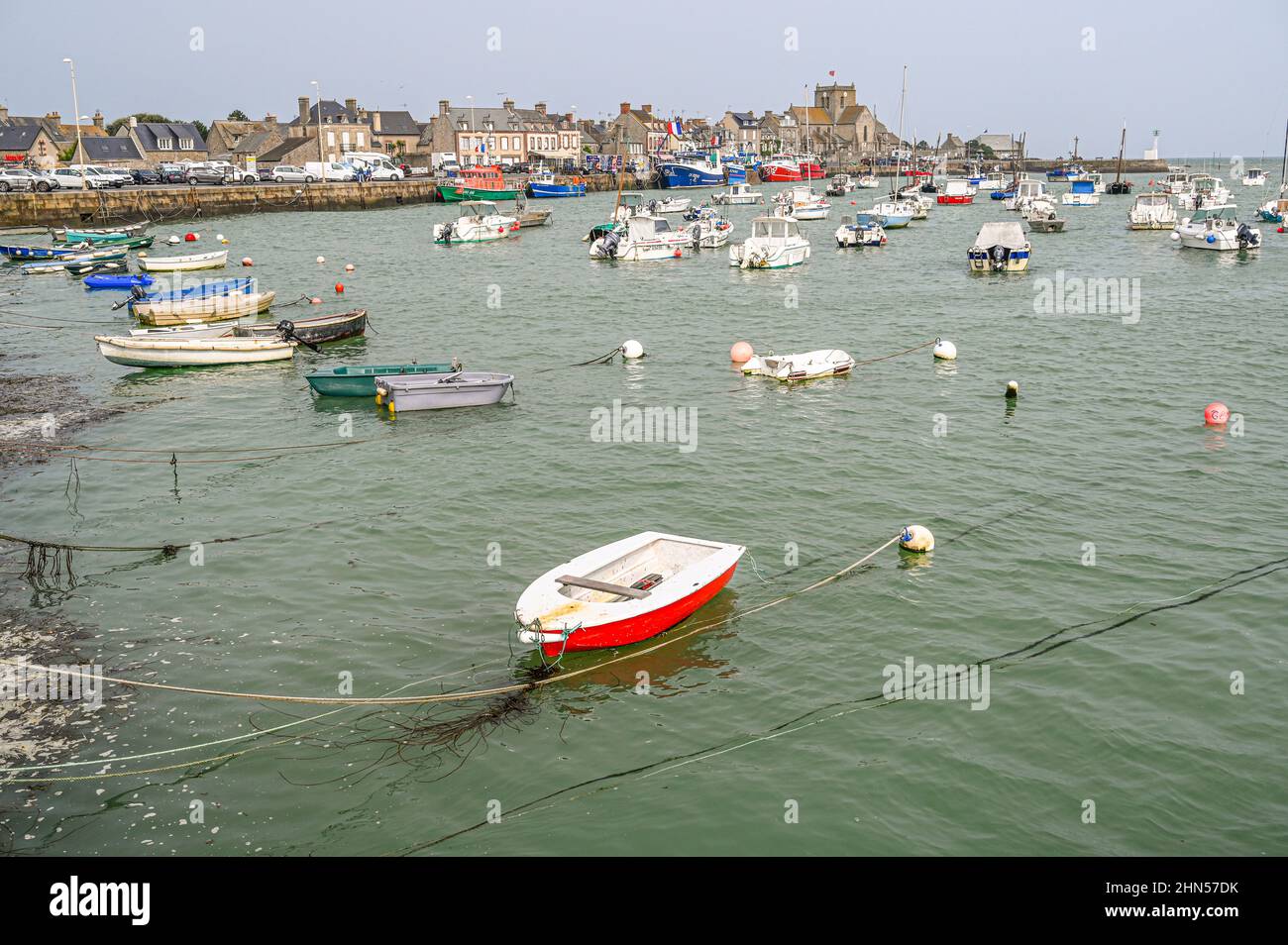 Der Hafen von Barfleur auf der Halbinsel Cotentin, Normandie, Frankreich Stockfoto