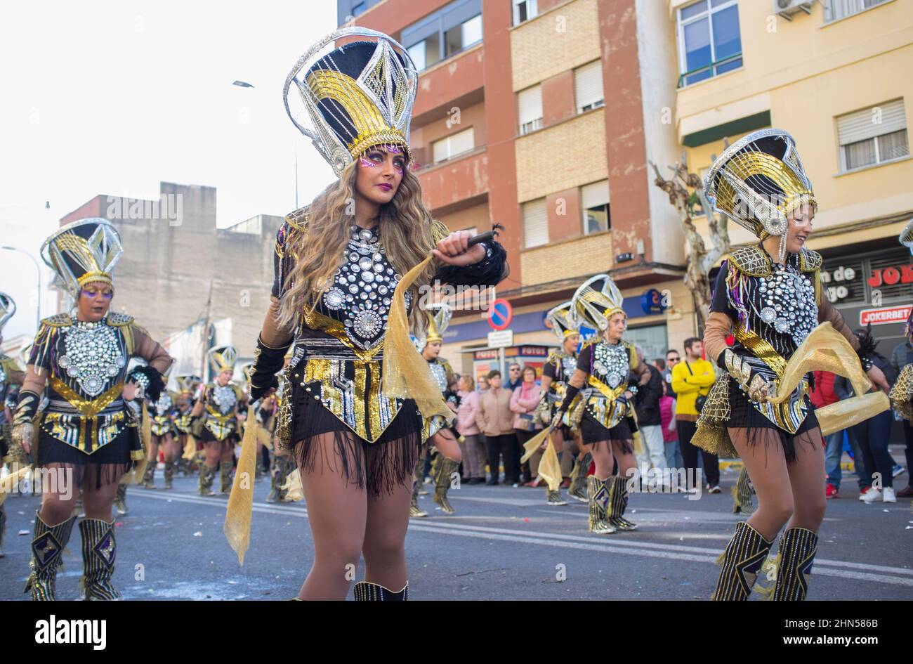 Badajoz, Spanien - 13. Februar 2018: San Roque comparsas Parade. Der Badajoz Karneval wurde vor kurzem zum Fest von internationalem touristischem Interesse erklärt Stockfoto