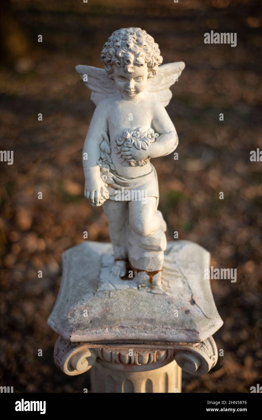 Kleine geflügelte Engel Cherub Gartenstatue Stockfoto