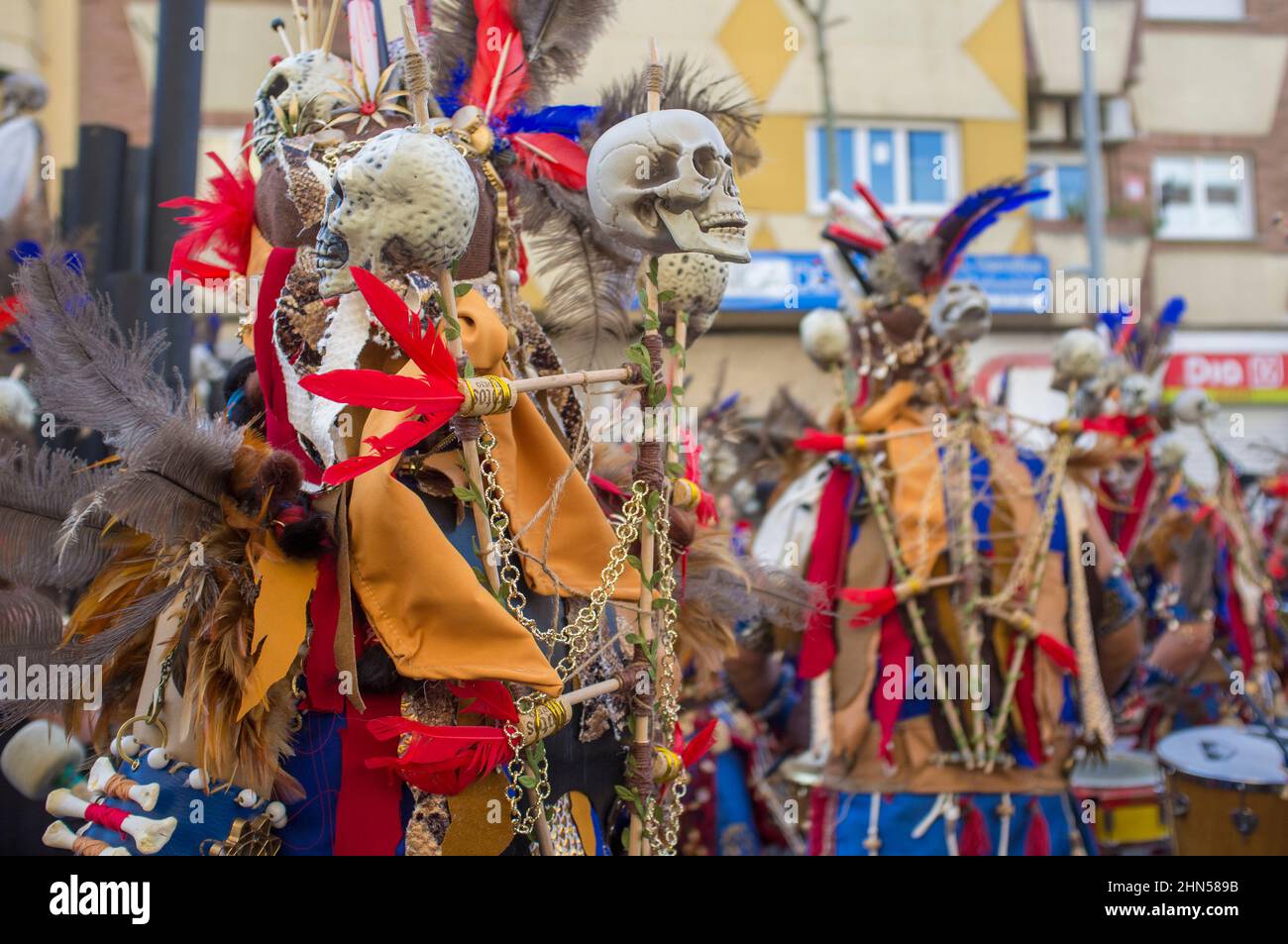 Badajoz, Spanien - 13. Februar 2018: San Roque comparsas Parade. Der Badajoz Karneval wurde vor kurzem zum Fest von internationalem touristischem Interesse erklärt Stockfoto