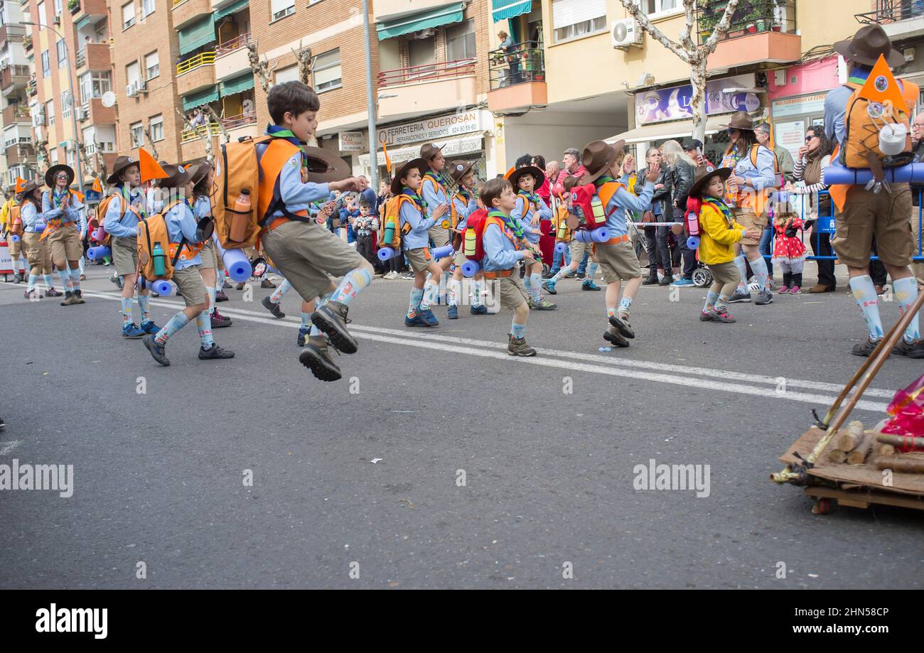 Badajoz, Spanien - 13. Februar 2018: Parade in San Roque. Familie comparsa Auftritt bei Badajoz Karneval, vor kurzem erklärte Fest der Internationalen Tourist Stockfoto