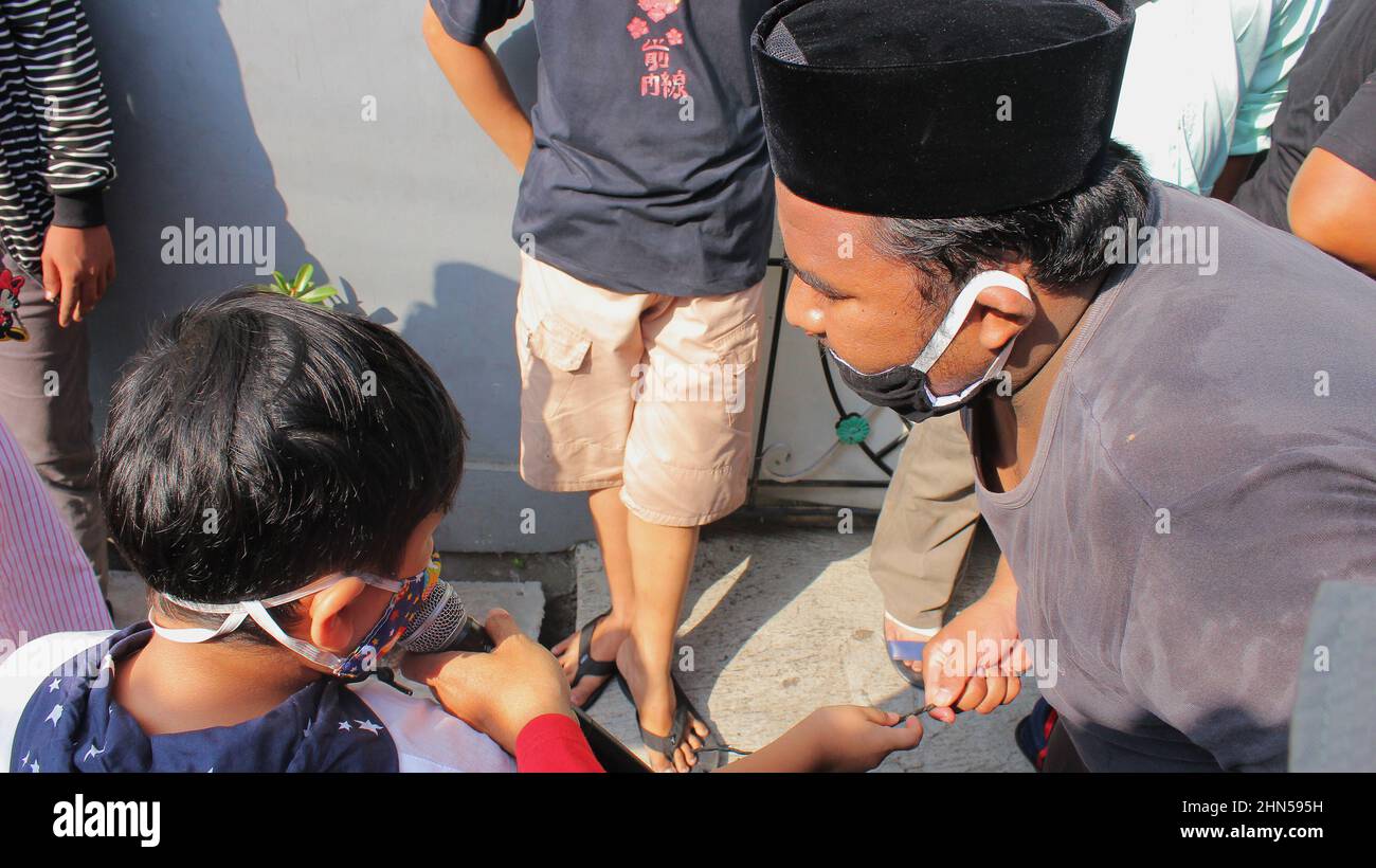 Jakarta, Indonesien - 11 19 2020: Ein kleines Kind und ein Erwachsener, die Qobul-Einwilligungen für qurbani-Tiere auf Eid al-adha machen Stockfoto