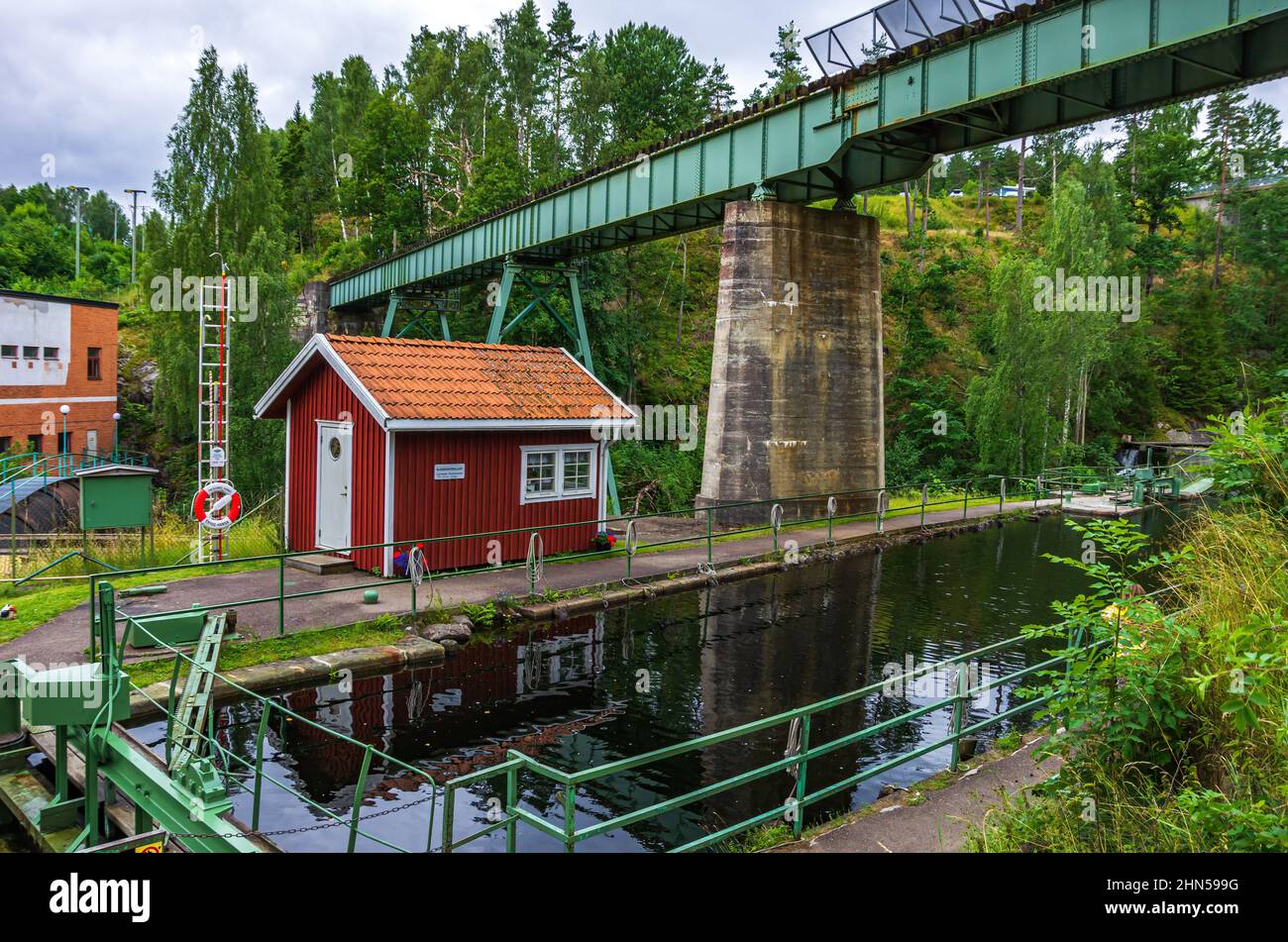 Dalsland-Kanal und Aquädukt in Haverud, Dalsland, Västra Götalands län, Schweden: Schloss- und Schleusenwärterhaus am Aquädukt in Haverud. Stockfoto