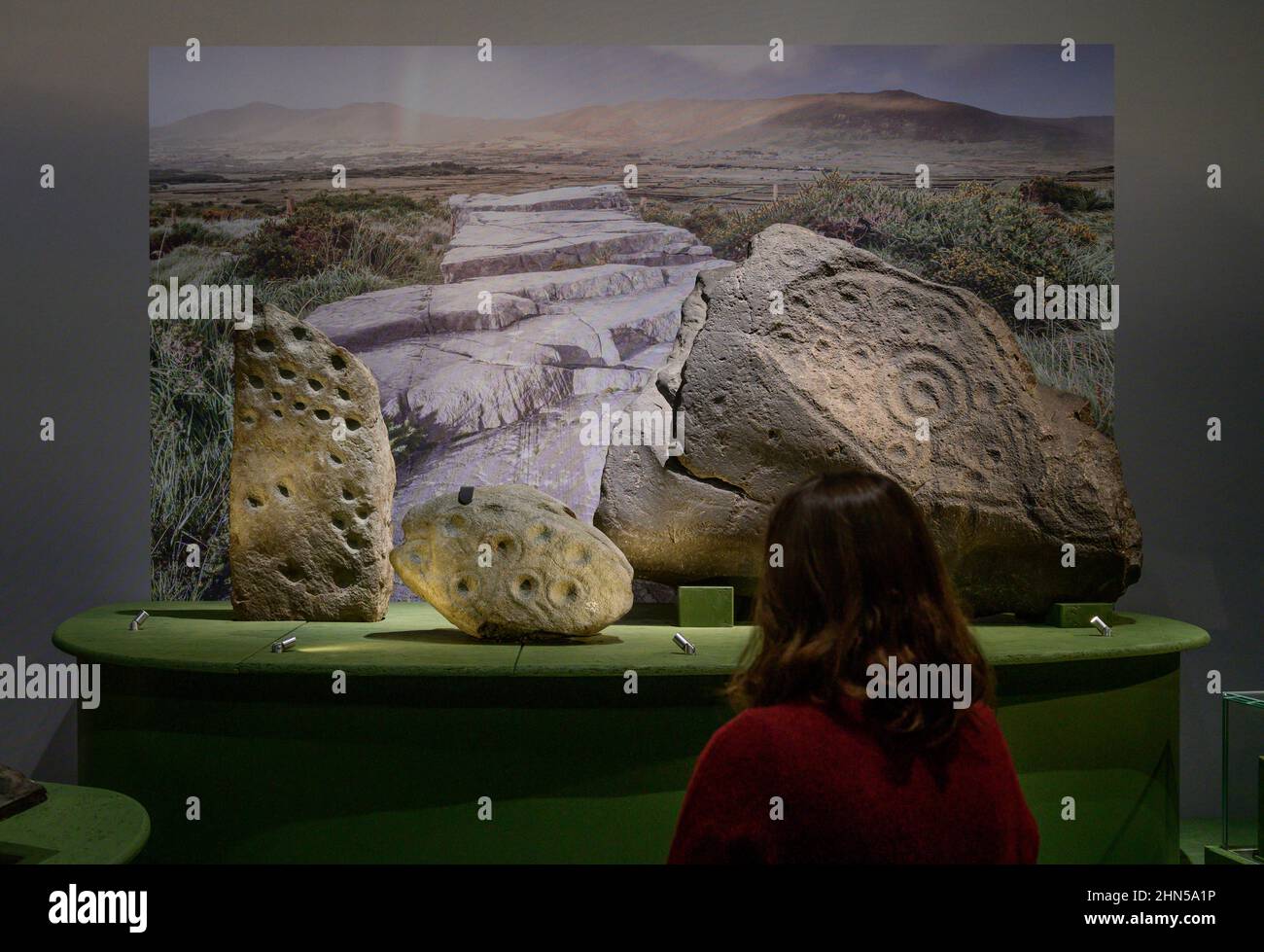 Das British Museum London, Großbritannien. 14. Februar 2022. Die Welt von Stonehenge, die erste große Ausstellung über Stonehenge in Großbritannien und die größte Ausstellung des British Museum der letzten Zeit – vom 17. Februar bis zum 17. Juli 2022. Bild: Steinschnitzereien, um 3000-2500 v. Chr. (Links): Cabrach, Aberdeenshire. British Museum; (Zentrum): Forgue, Aberdeenshire. National Museums Scotland; (Rechts): Edenhall, Cumbria. Tullie House Museum und Art Gallery Trust. Quelle: Malcolm Park/Alamy Live News. Stockfoto