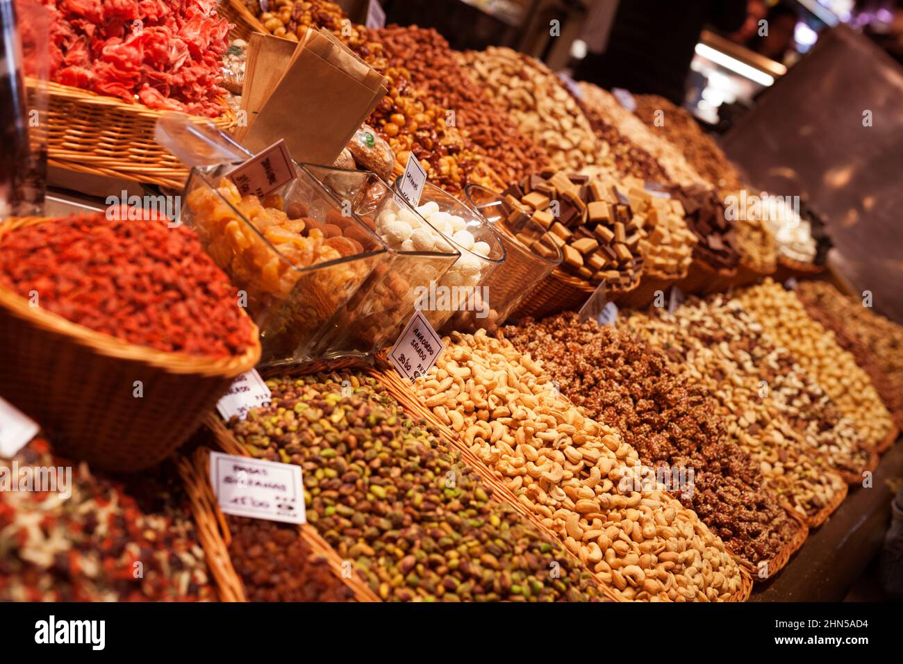 Nüsse und getrocknete Früchte auf der Theke auf dem Markt Stockfoto