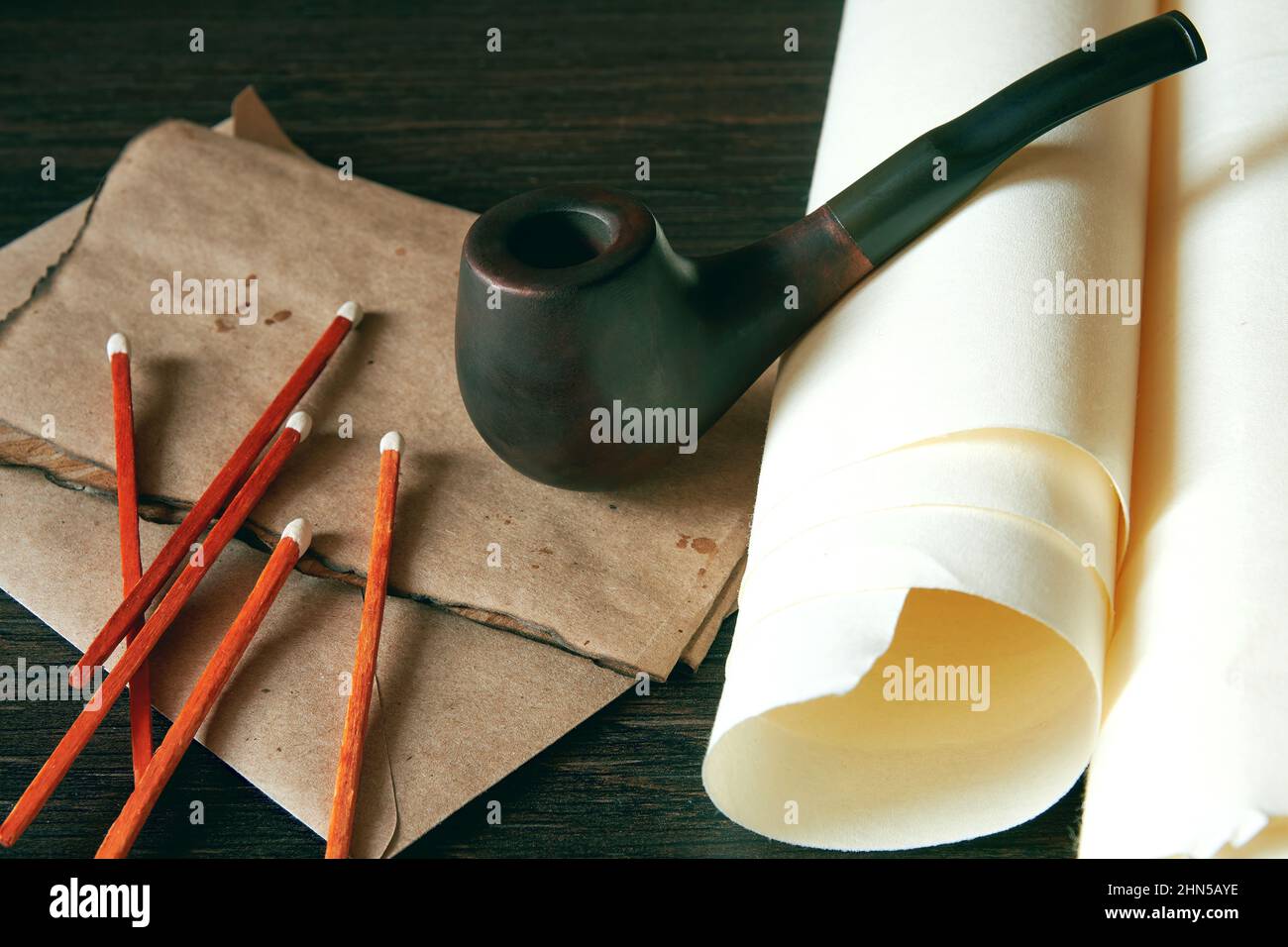 Vintage-Bild der klassischen Rauchpfeife auf den Briefen und Papieren. Schrank für Holzmenschen Stockfoto