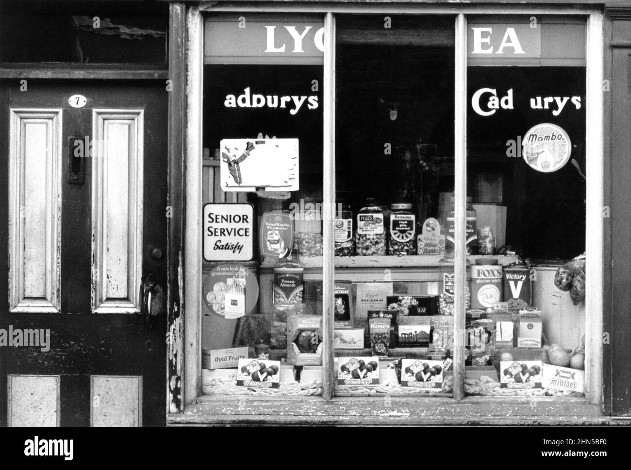 Einkaufen, Congleton, Cheshire, Fenster des Süßes von Annie Brogan im Jahr 1970s Stockfoto