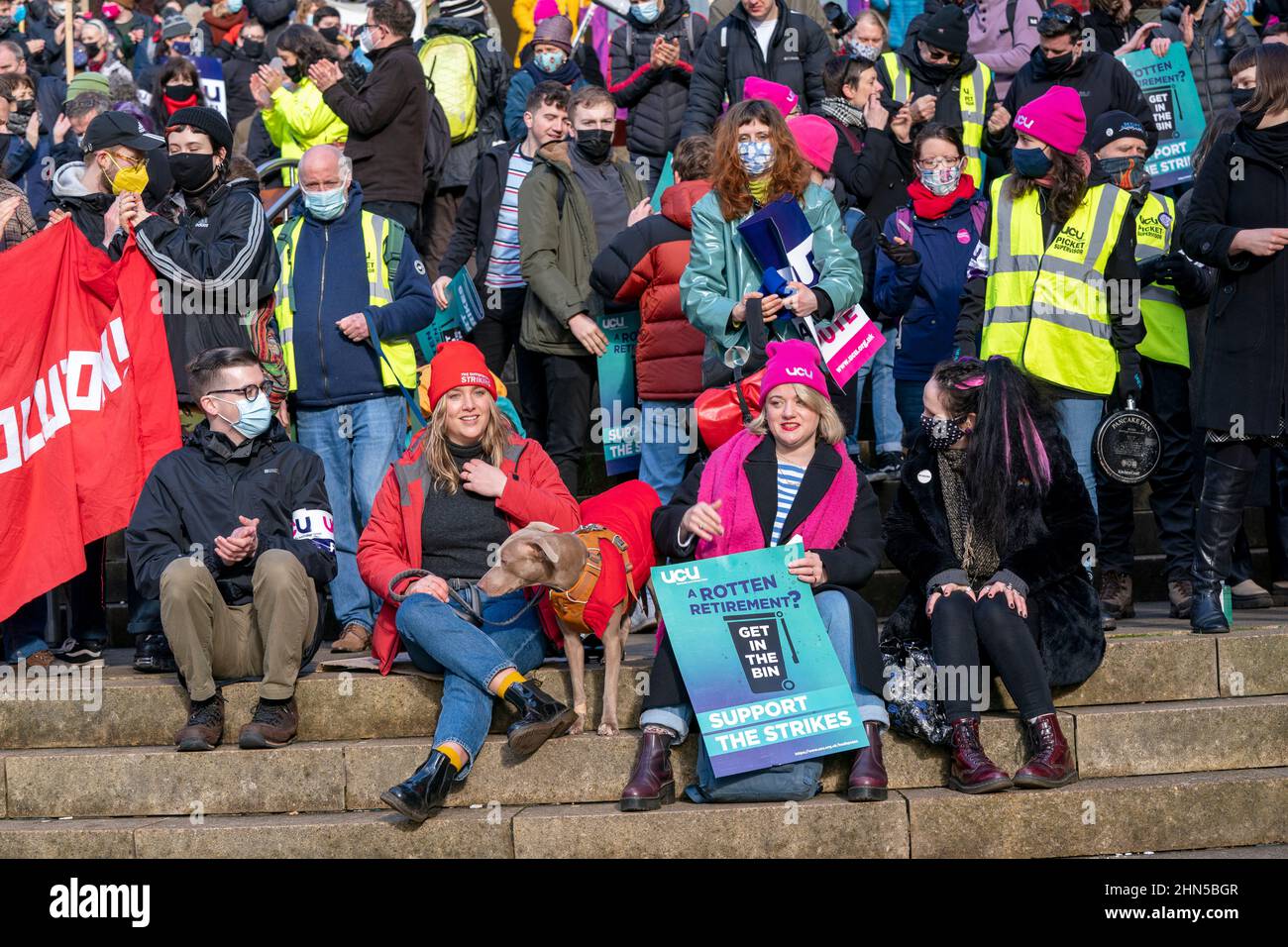 Mitglieder der University and College Union (UCU) während ihrer Kundgebung in Glasgow, zu Beginn ihrer 10-tägigen Arbeitskampfaktion über Bezahlung, Renten und Arbeitsbedingungen. Bilddatum: Montag, 14. Februar 2022. Stockfoto