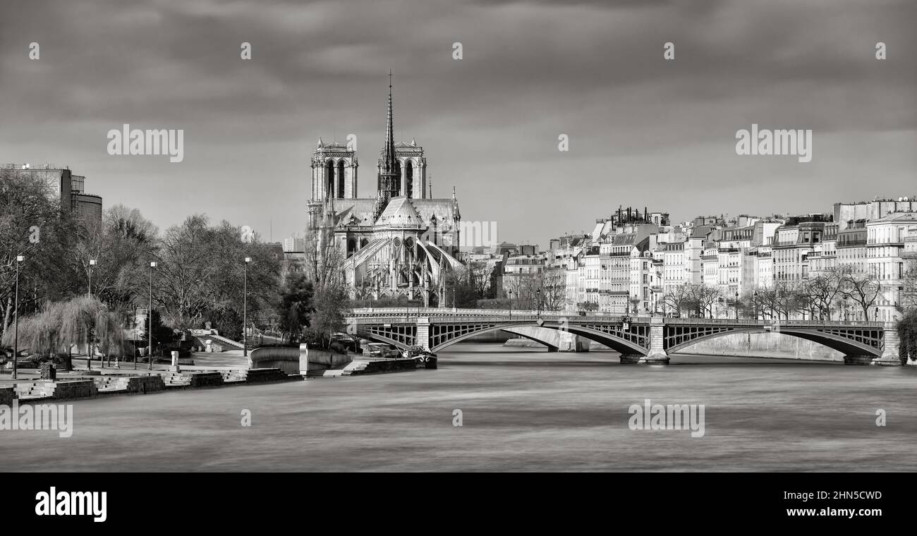 Kathedrale Notre Dame de Paris, Ile Saint Louis und die Sully Bridge in Schwarz und Weiß. Die Ufer der seine gehören zum UNESCO-Weltkulturerbe. Frankreich Stockfoto