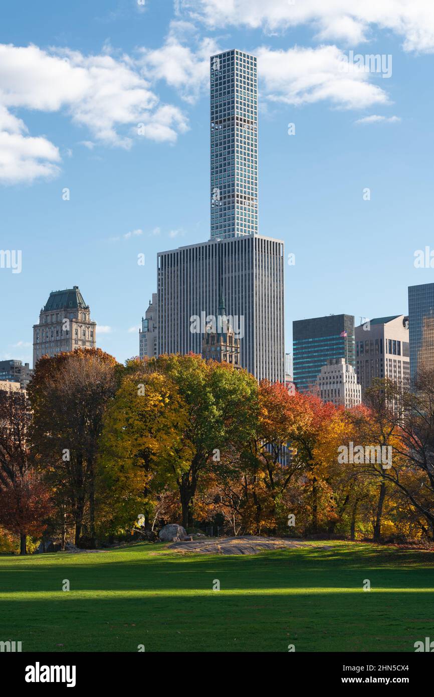 Wolkenkratzer der Upper East Side von New York City vom Central Park Sheep Meadow im Herbst. Manhattan Luxus Gebäude Türme Stockfoto