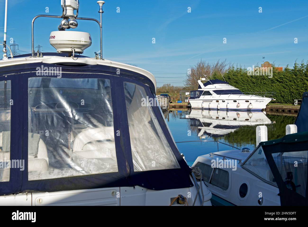 Boote im Kanal Becken an der West Stockwith, North Lincolnshire, England Großbritannien Stockfoto