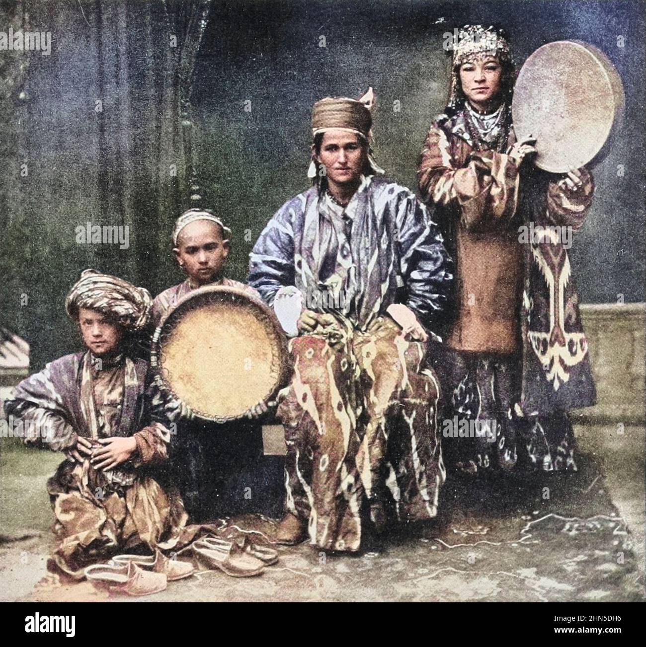 Turkmenische Frauen und Kinder aus dem Buch „die lebenden Rassen der Menschheit“ Band 1 von Henry Neville Hutchinson, Herausgeber John Walter Gregory und Richard Lydekker, Verlag: London, Hutchinson & CO 1901 Stockfoto