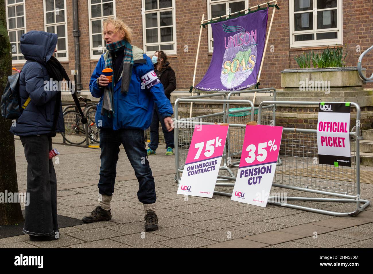 London, Großbritannien. 14. Februar 2022. Die Streikposten vor der School of Oriental and African Studies (SOAS), die zur University of London gehört, wo Universitätspersonal und Mitglieder der University and College Union (UCU) gegen Kürzungen der Renten streiten. Kredit: Stephen Chung / Alamy Live Nachrichten Stockfoto