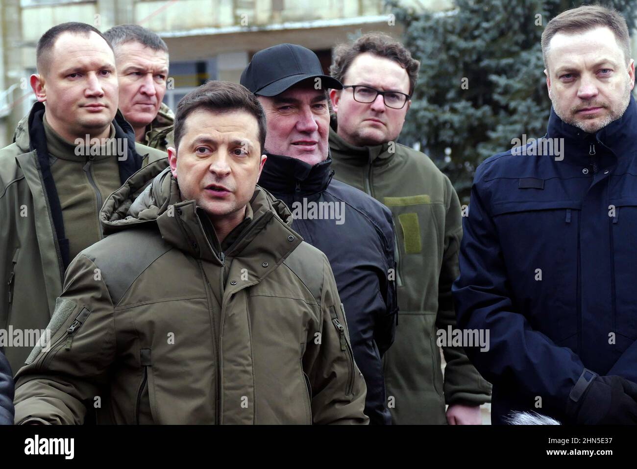 REGION CHERSON, UKRAINE - 12. FEBRUAR 2022 - der ukrainische Präsident Wolodymyr Zelenskyy (L) spricht in Anwesenheit des Sekretärs der Nat Stockfoto