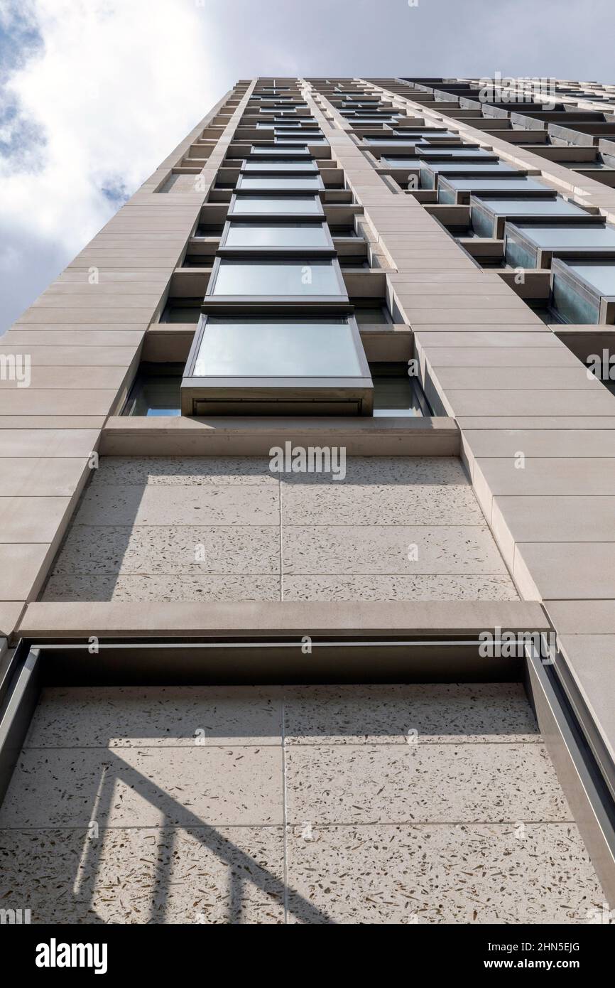 Detail Blick auf die modulare Systemfassade und Fenster. 8-13 Casson Square, London, Großbritannien. Architekt: Patel Taylor Architects, 2022. Stockfoto