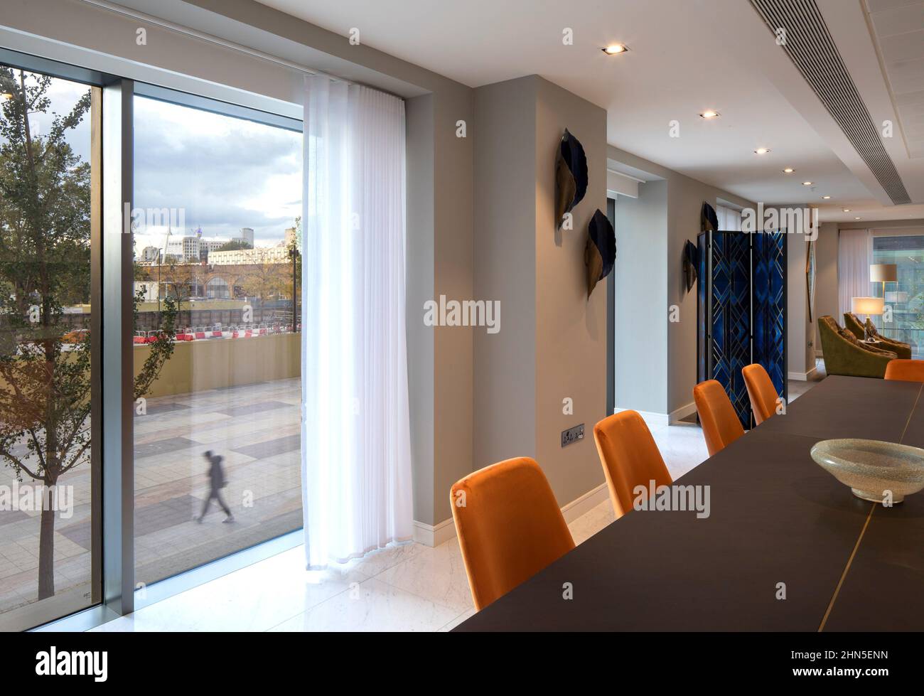 Besprechungsbereich für Hotelgäste mit Blick vom Fenster. 8-13 Casson Square, London, Großbritannien. Architekt: Patel Taylor Architects, 2022. Stockfoto