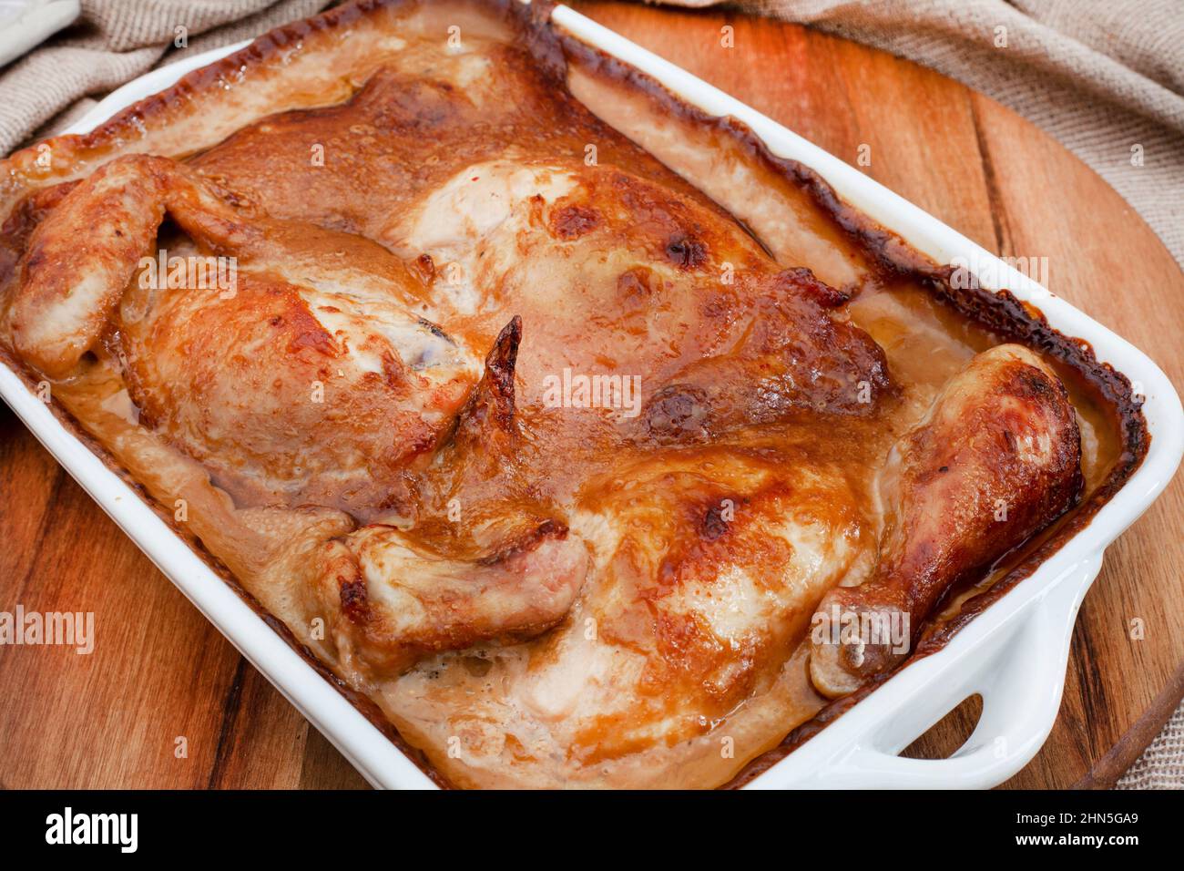 Traditionelles süßes und würziger südafrikanisches Hühnergericht mit Chutney- und Mayonnaise-Sauce Stockfoto