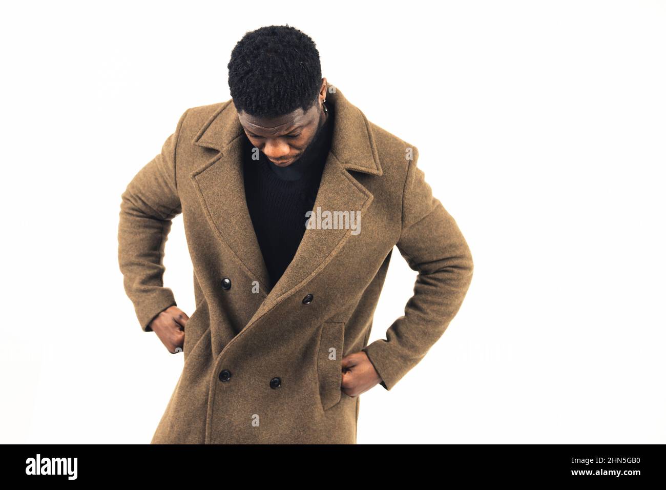 Mann von Farbe sucht seine Taschen weißen Hintergrund - mittlere Aufnahme. Hochwertige Fotos Stockfoto