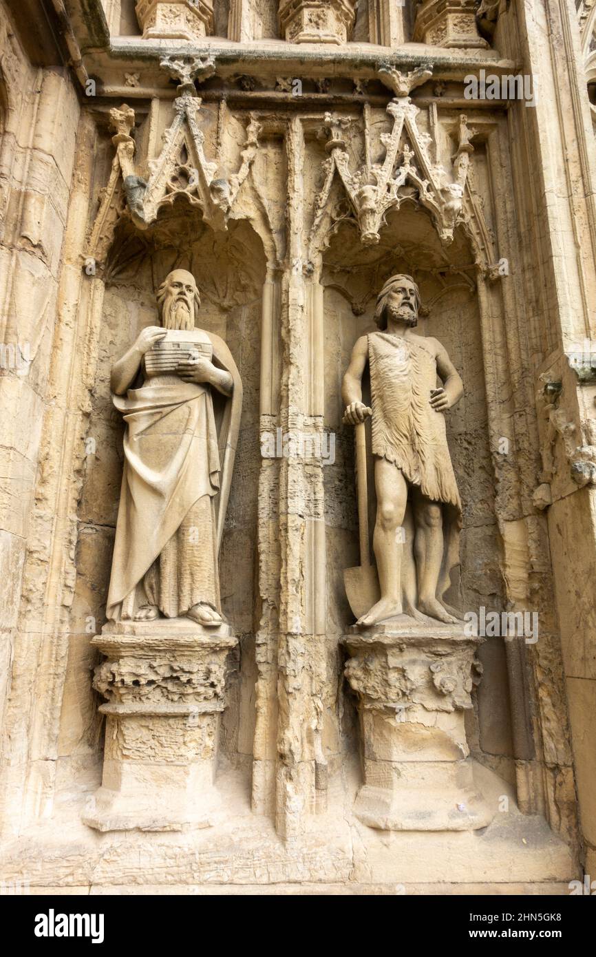 Detail der Figuren rund um das Äußere des Beverley Minster in Beverley, East Riding of Yorkshire, Großbritannien. Stockfoto