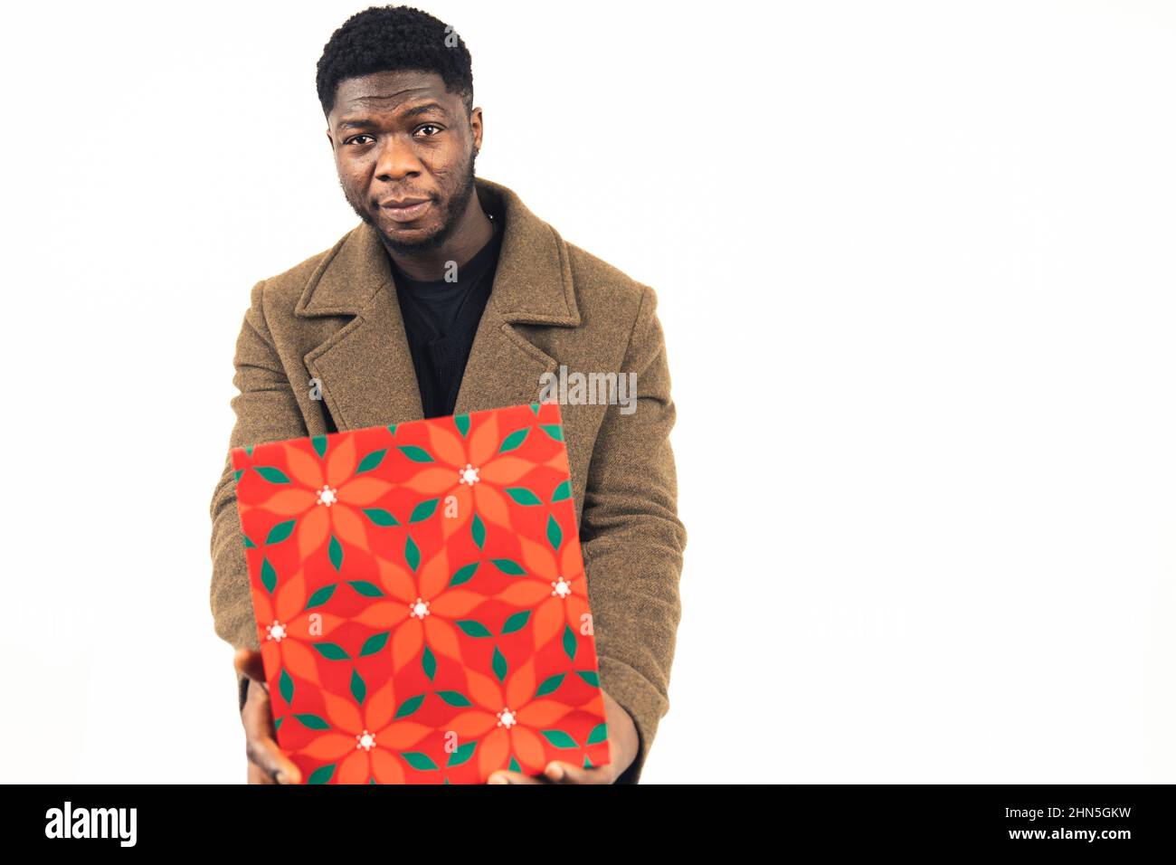 Mann der Farbe bietet ein Geschenk weißen Hintergrund - mittlere Aufnahme. Hochwertige Fotos Stockfoto