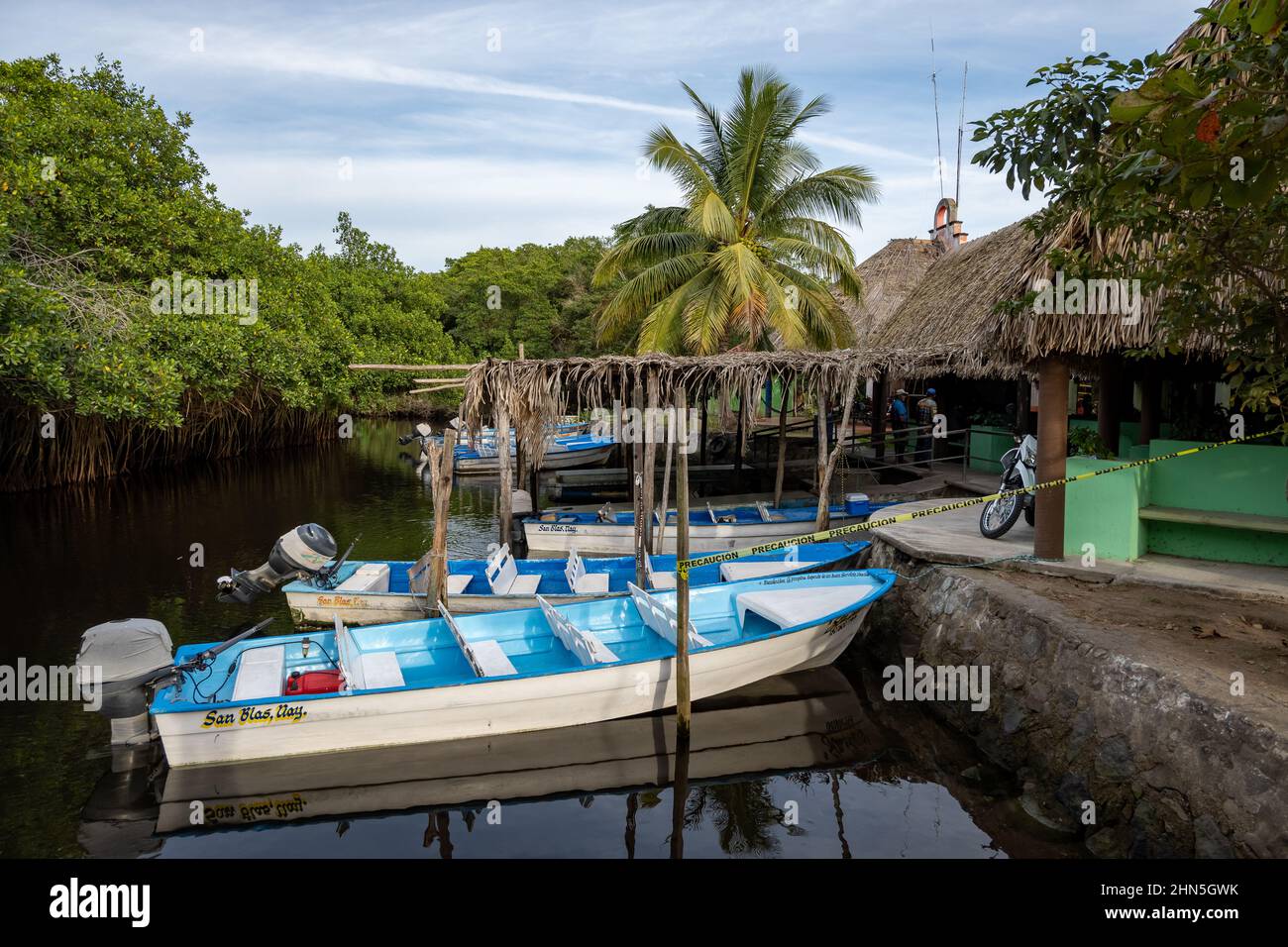 Motorboote dockten am Flussufer an. San Blas, Nayarit, Mexiko. Stockfoto