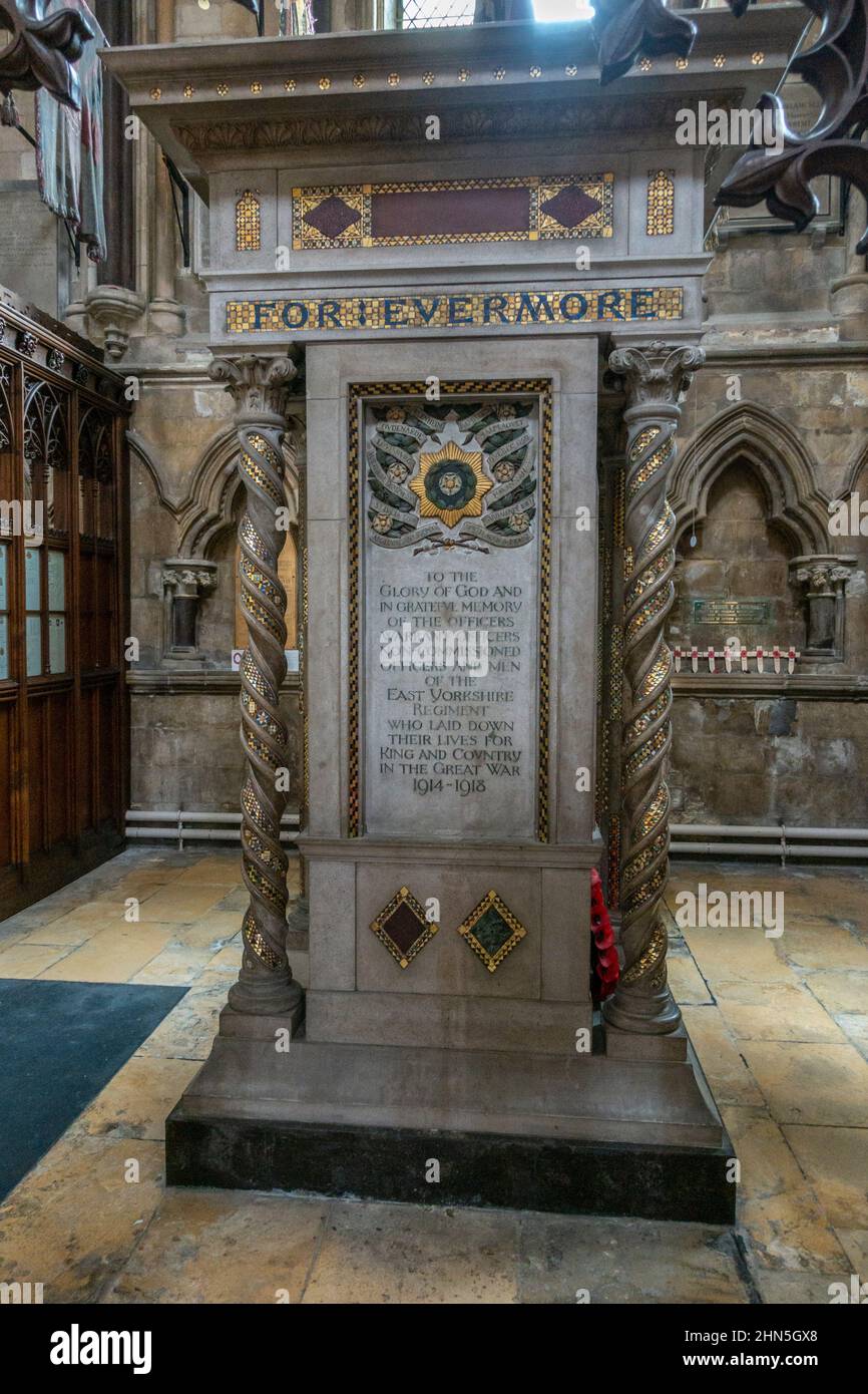 Altar-ähnliches WWI-Denkmal für das East Yorkshire Regiment und East Riding im Beverley Minster in Beverley, East Riding of Yorkshire, Großbritannien. Stockfoto