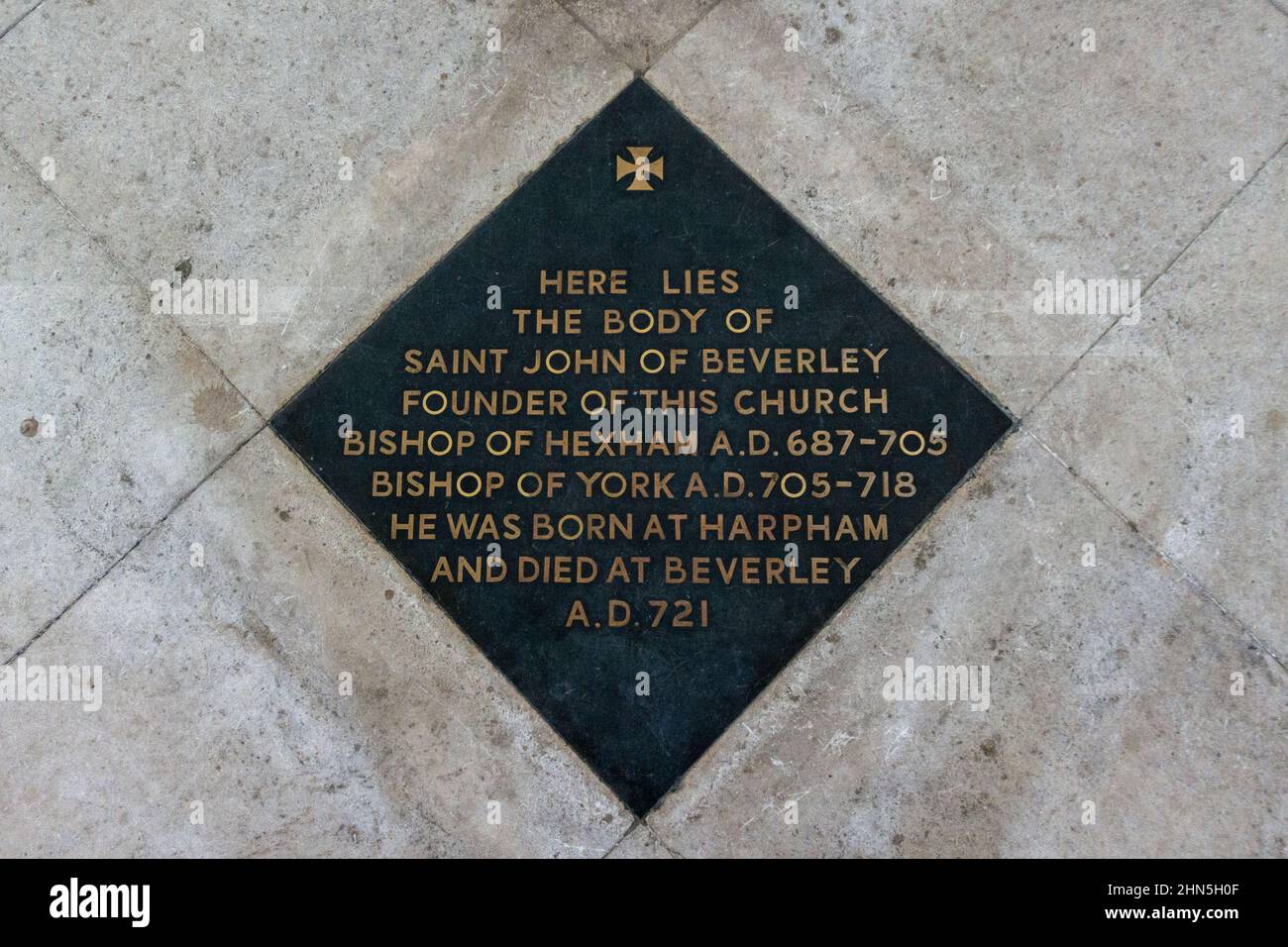Gedenktafel im Bevereley Minster, die das Grab des heiligen Johannes von Beverley, des Gründers des Minster, Beverley, East Riding of Yorkshire, UK, markiert. Stockfoto