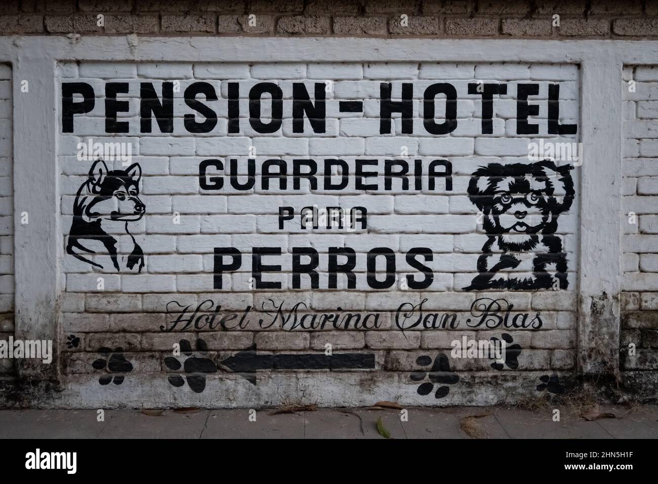 Ein Werbeschild des Pension Hotels, das auf eine Ziegelmauer gemalt ist. San Blas, Nayarit, Mexiko. Stockfoto